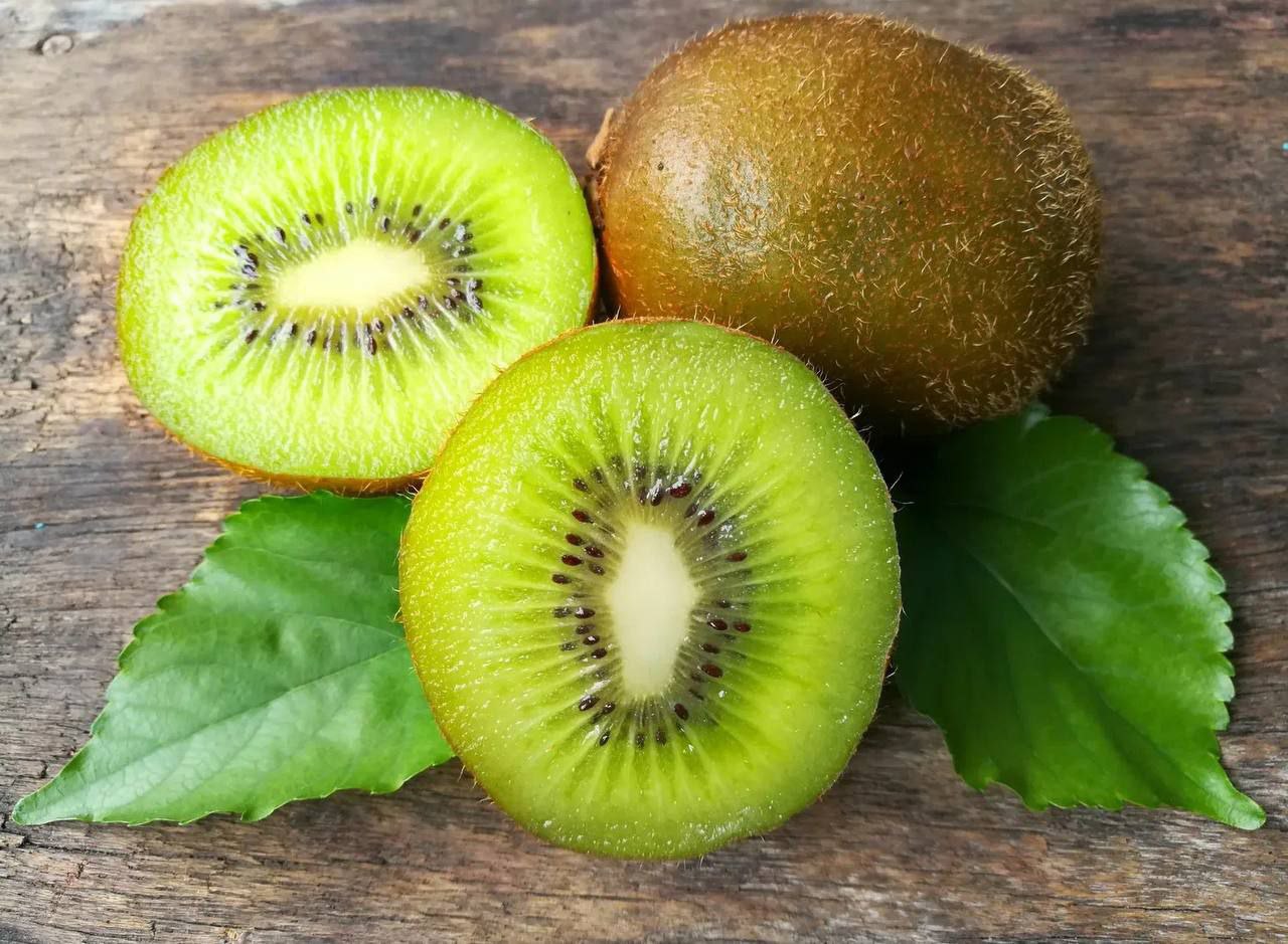 Co się stanie, jeśli będziesz jeść 2 kiwi dziennie?